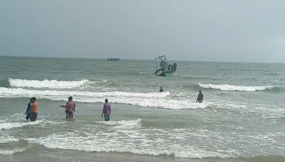 தூத்துக்குடி கடல் பகுதியில் மிதந்த பீடி இலை மூட்டைகள்: இலங்கைக்கு கடத்தியதா?