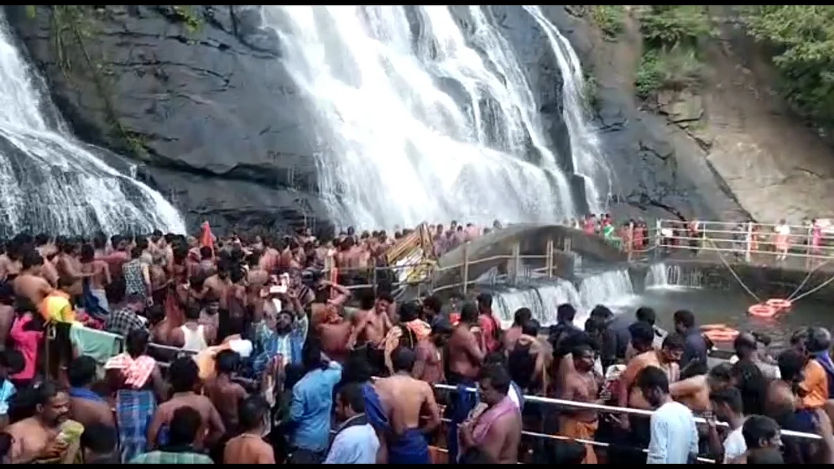 மார்கழி முதல் நாளில் குற்றால அருவிக்கு படையெடுத்த ஐயப்ப பக்தர்கள்: வியாபாரிகள் மகிழ்ச்சி