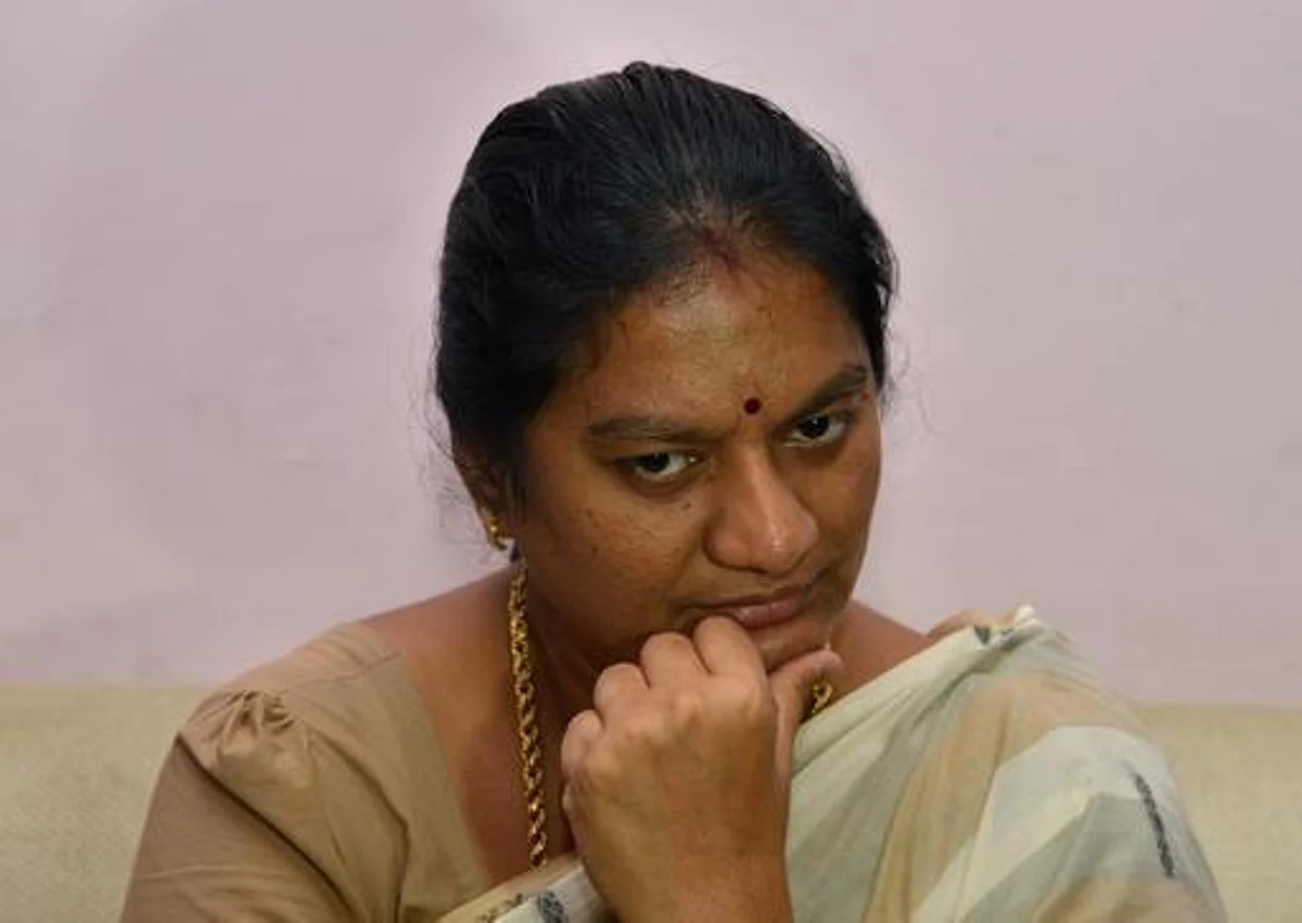'நடக்க கால்கள் இருக்காது, பேச நாக்கு இருக்காது': பெண் அமைச்சருக்கு மிரட்டல் விடுத்த சசிகலா புஷ்பா மீது வழக்கு