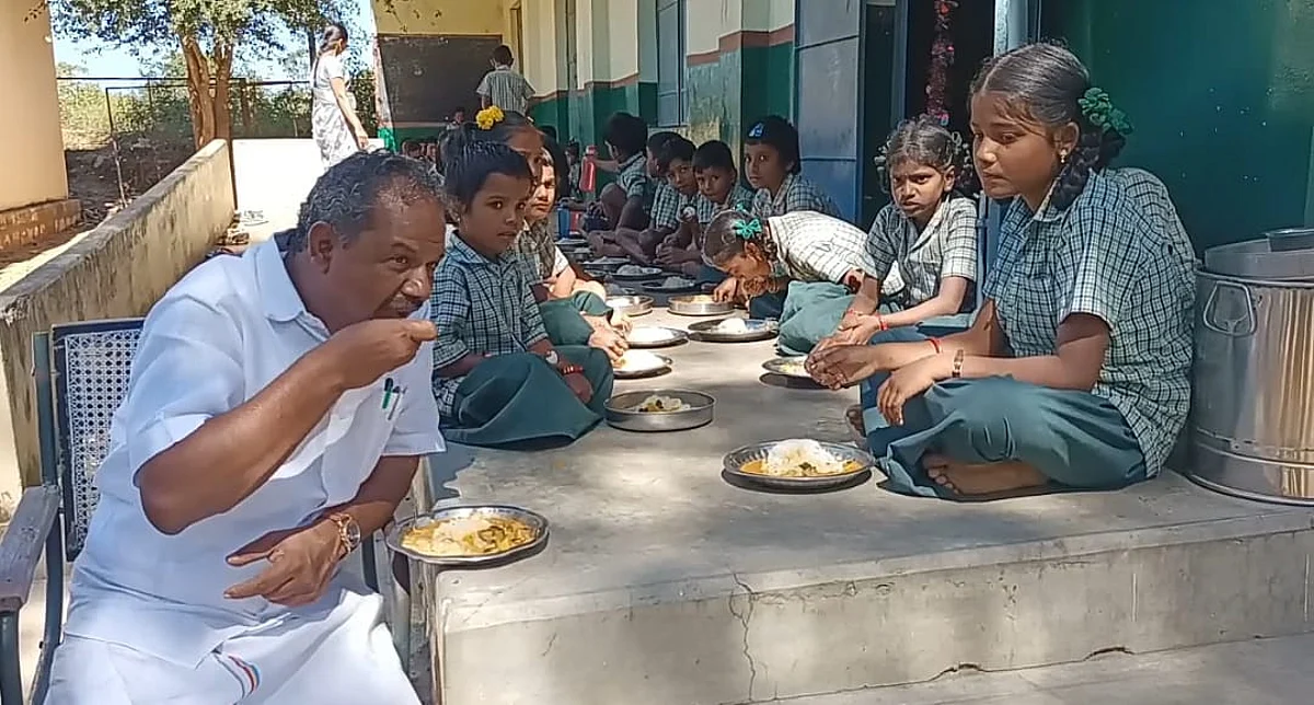 `இதே தரத்தில் தினமும் இருக்கிறதா?'- மாணவர்களுடன் அமர்ந்து மதிய உணவு சாப்பிட்ட எம்.எல்.ஏ