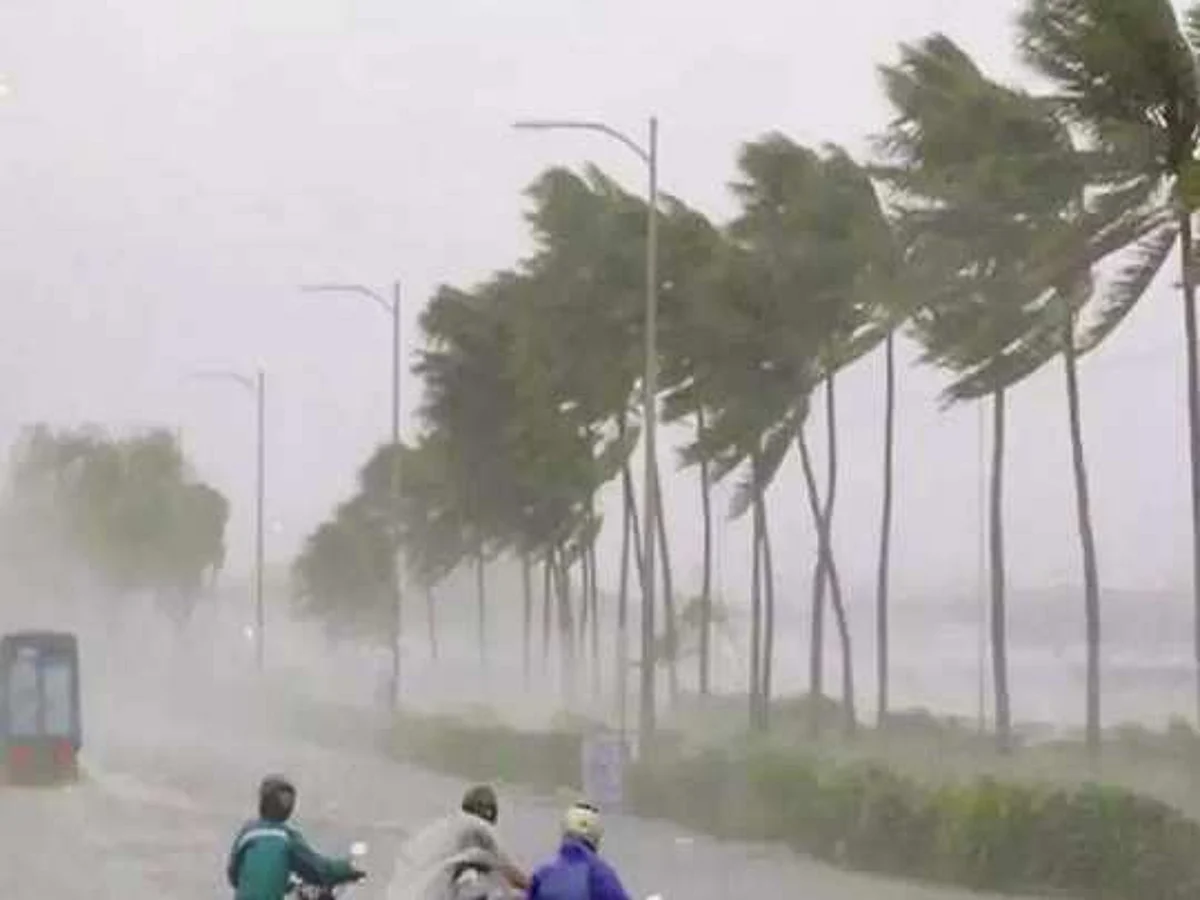 அத்தியாவசியமின்றி வீட்டை விட்டு வெளியே வரவேண்டாம்: புயலால் பொதுமக்களுக்கு சென்னை போலீஸ் அறிவுறுத்தல்