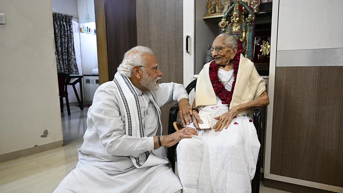 பிரதமர் மோடியின் தாயார் மருத்துவமனையில் அனுமதி