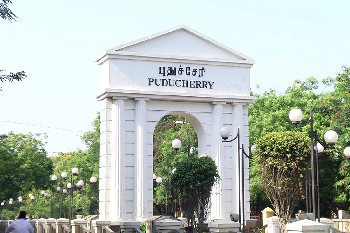 காலியாக இருக்கும் பணியிடங்கள்; ஆசிரியர்களுக்கு பணியிட மாற்றம்: அரசுக்கு எதிராக பொங்கும் சங்கம்