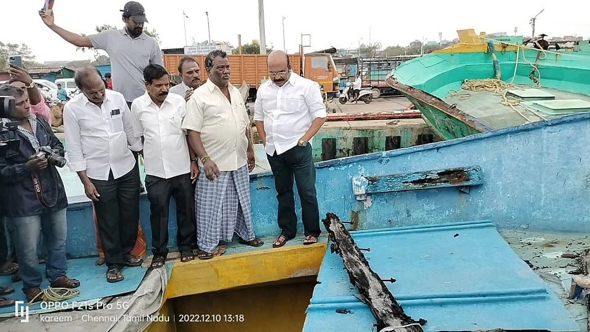 காசிமேடு துறைமுகத்தில் ஜெயக்குமார்