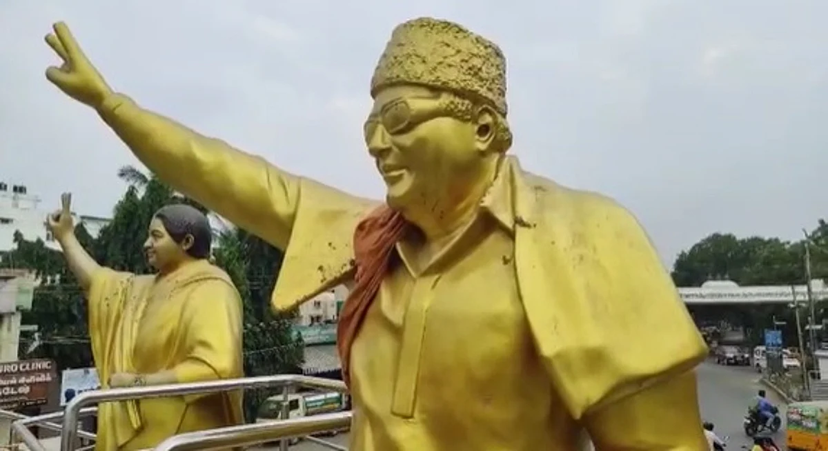 எம்ஜிஆர் சிலைக்கு காவித்துண்டு அணிவித்த மர்ம நபர்: மதுரையில் பரபரப்பு