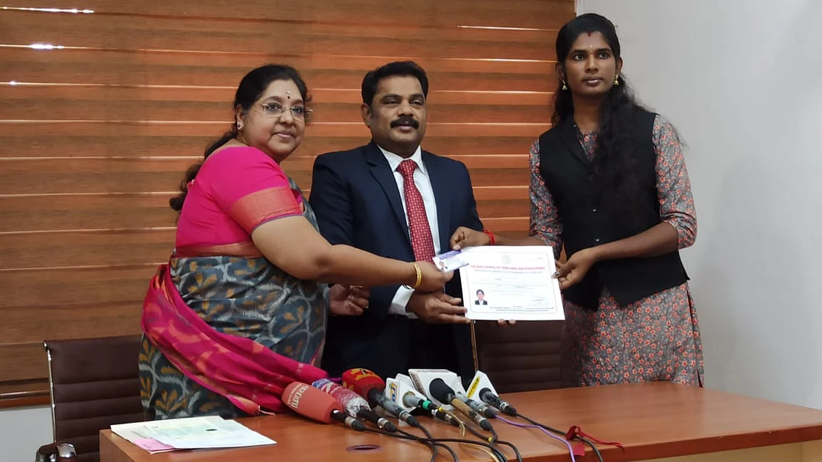 பார் கவுன்சில் பதிவு சான்றிதழ் வழங்கப்படுகிறது