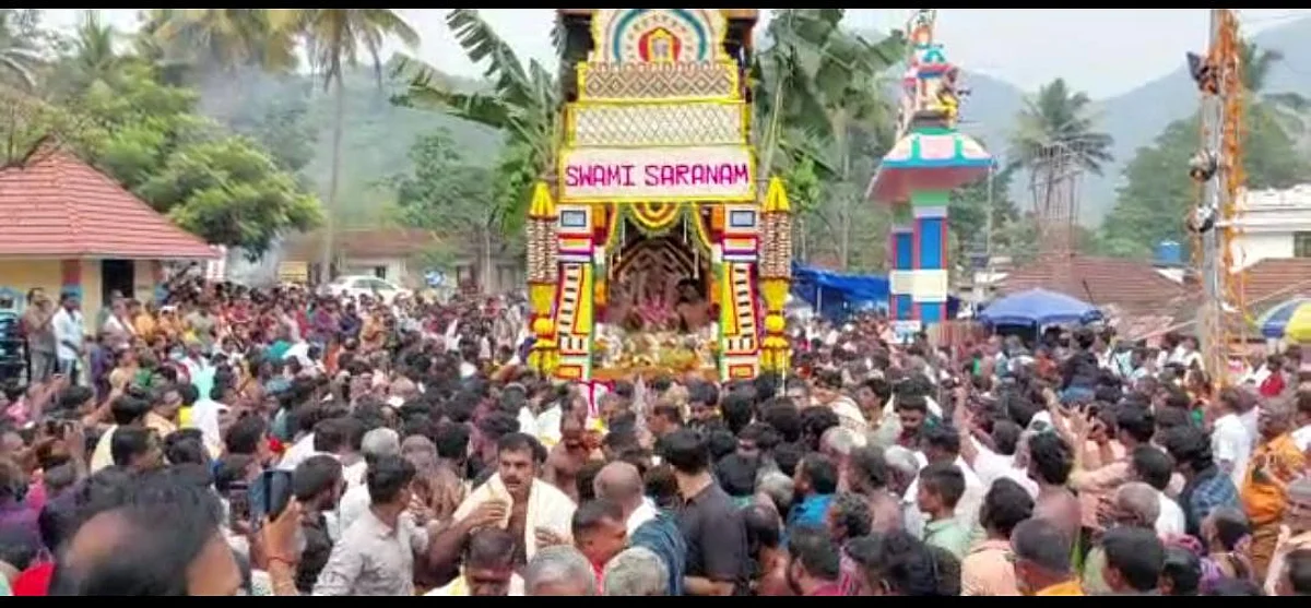 அச்சன்கோவிலில் திருத்தேரோட்டம்: கருப்பசாமி கோவிலில் 'கருப்பன் துள்ளல்'