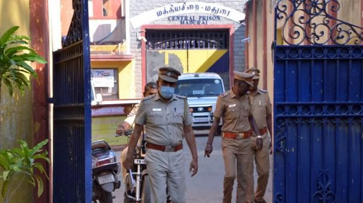 மதுரை சிறைச்சாலைக்குள் கஞ்சா பதுக்கலா?: நான்கு மணி நேரமாக நடந்த ரெய்டு