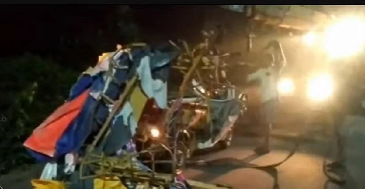 லாரி மோதி அப்பளம்போல் நொறுங்கிய மினி வேன்; பறிபோன 6 உயிர்கள்: சென்னை அருகே கோர விபத்து