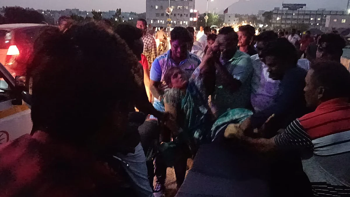 இருசக்கர வாகனம் மீது பயங்கரமாக மோதிய கார்: மகன் கண்முன் உயிரிழந்த தாய்