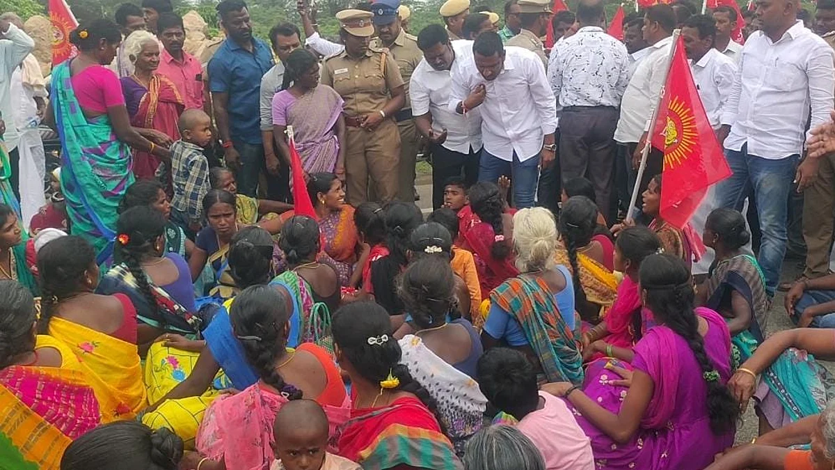பொதுமக்களிடம் பேச்சு வார்த்தை நடத்தும் அதிகாரிகள்