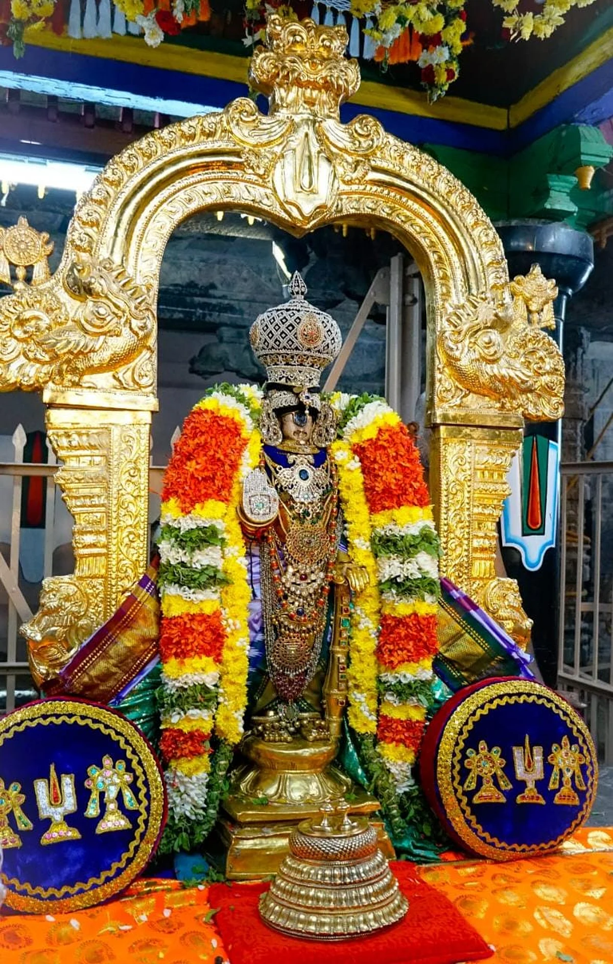 ஸ்ரீரங்கத்தில் பகல் பத்து உற்சவம்,
முத்து கிரீடத்தில் நம்பெருமாள்,