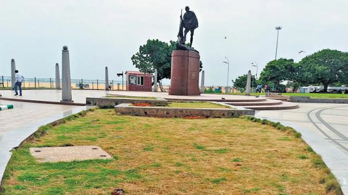 மெட்ரோ பணிகளுக்காக இடம் மாறுகிறது மெரினா காந்தி சிலை: மரியாதை செலுத்த அனுமதி இல்லை