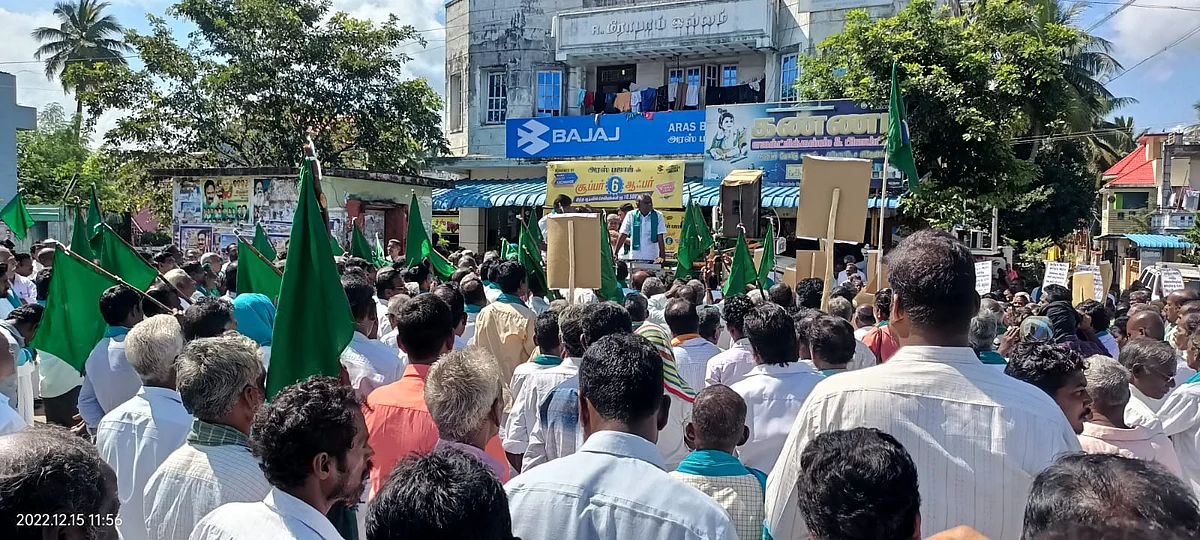 நிவாரணம் கேட்டு போராடிய விவசாயிகள்; ஸ்தம்பித்த தேசிய நெடுஞ்சாலை: கண்டுகொள்ளாத அதிகாரிகள்