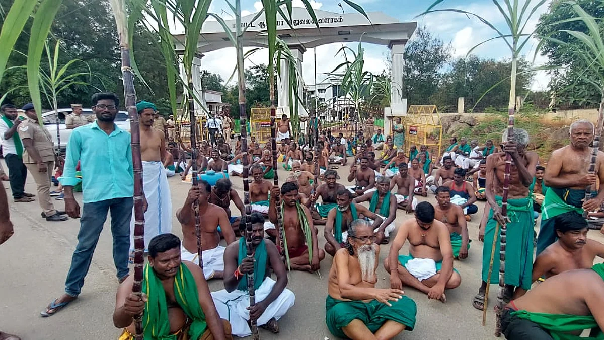 அய்யாக்கண்ணு தலைமையிலான விவசாயிகள்