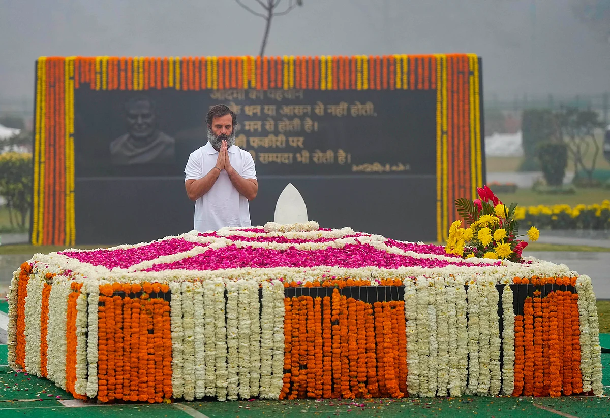 காங்கிரஸார் எதிர்ப்பையும் மீறி வாஜ்பாய் நினைவிடத்தில் ராகுல் காந்தி அஞ்சலி
