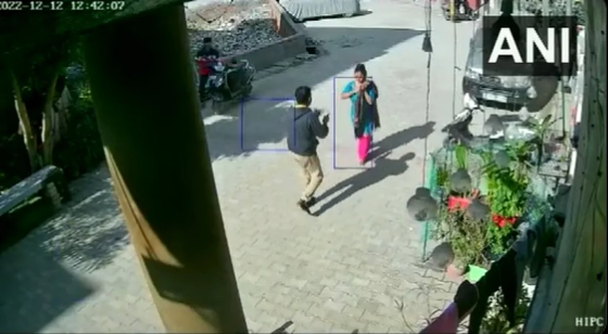 துப்பாக்கியை காட்டி மிரட்டிய மர்ம நபர்; உயிருக்கு பயந்து நகையை கொடுத்த இளம்பெண்: அதிர்ச்சி வீடியோ