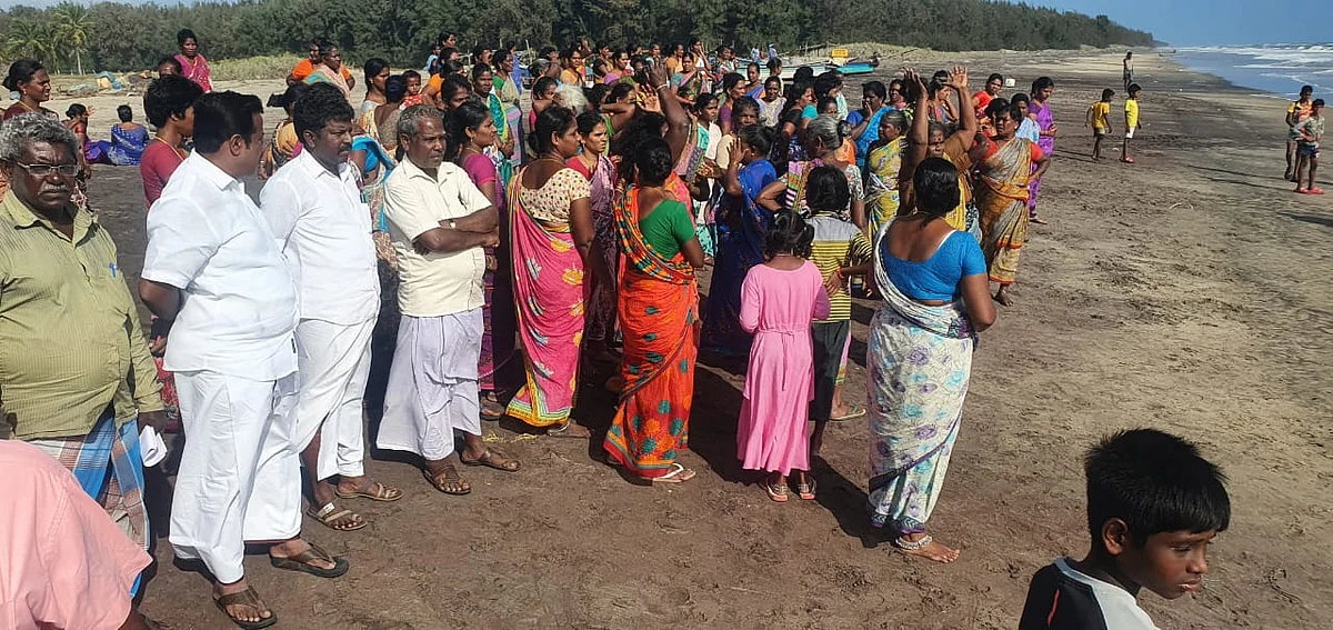 மீனவரை தேடி கரையில் காத்திருக்கும் சக மீனவர்கள்