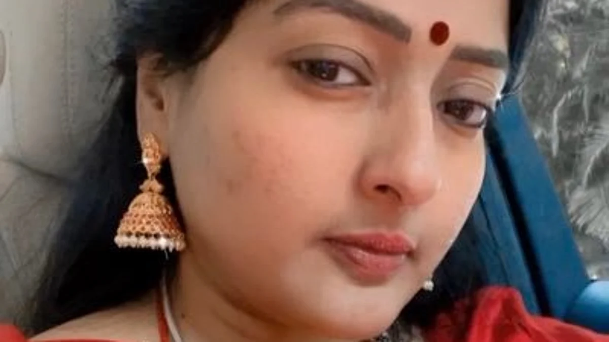 `துபாய் ஹோட்டலில் யாரை சந்தித்தேன்; அண்ணாமலை பதில் அளிக்கும் வரை அமைதியாக இருப்பேன்'- காயத்ரி ரகுராம்