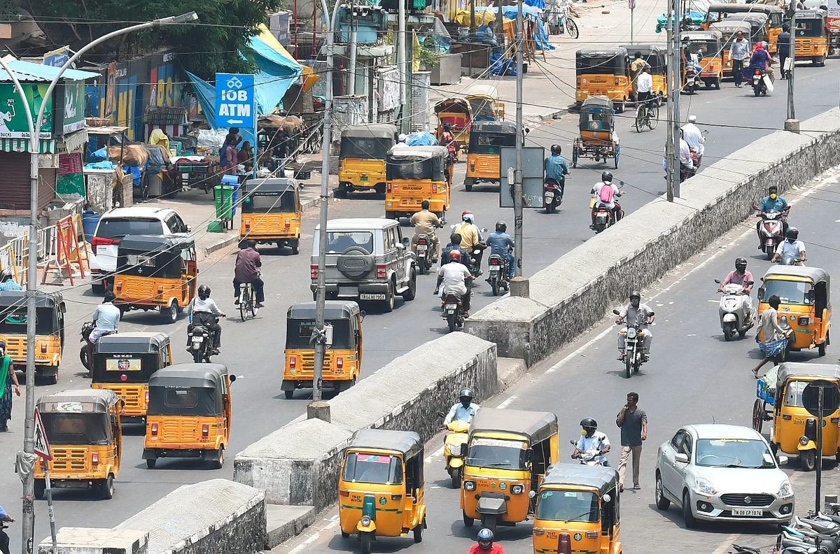 ஆட்டோவில் வாங்க போகலாம்; நைசாக பேசி 4 பவுன் நகை அபேஸ்: மூதாட்டியை பதறவைத்த பெண்கள்