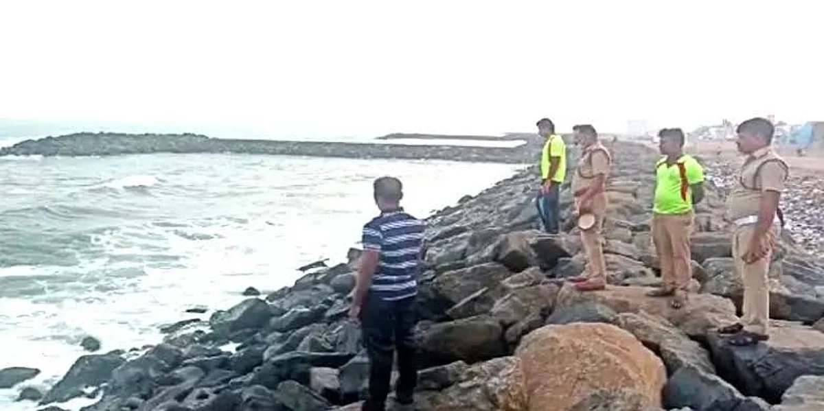 எண்ணூர் கடல் அலையில் சிக்கி மாயமான 4 வட மாநில தொழிலாளர்கள்: குளிக்கச்சென்றபோது விபரீதம்