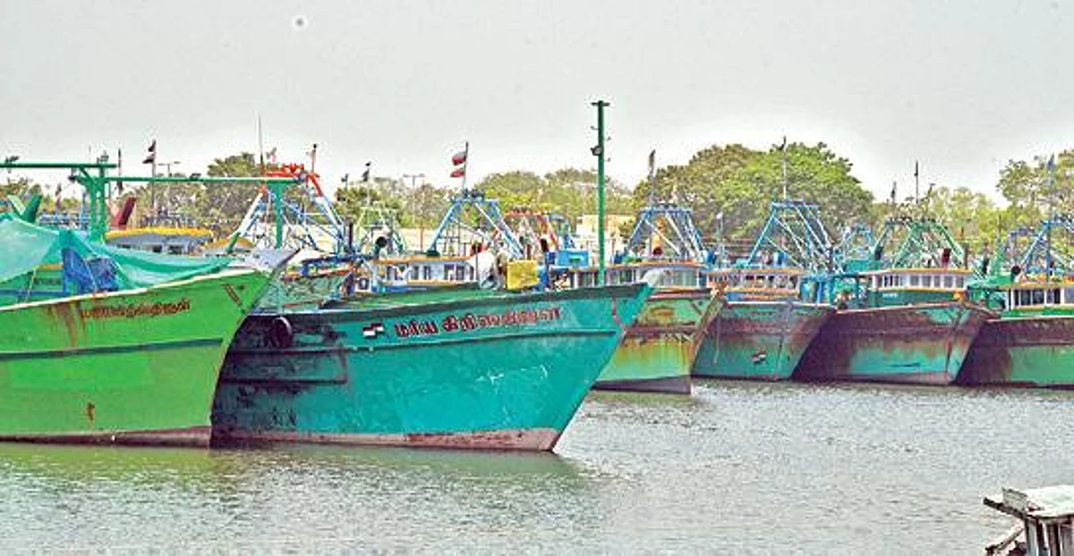 காரைக்கால் மீனவர்கள் 11 பேர் கைது: இந்திய எல்லைக்குள் நுழைந்து இலங்கை கடற்படை அத்துமீறல்