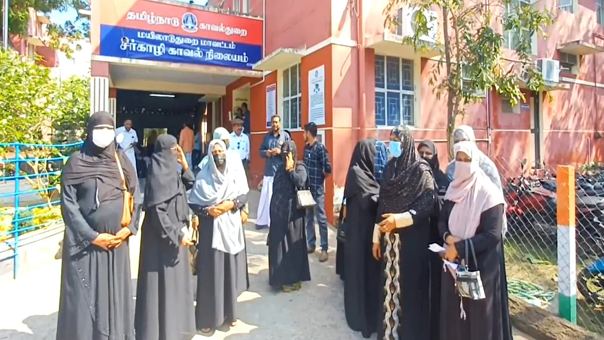 சீர்காழி காவல் நிலையத்தில் குவிந்த பெண்கள்