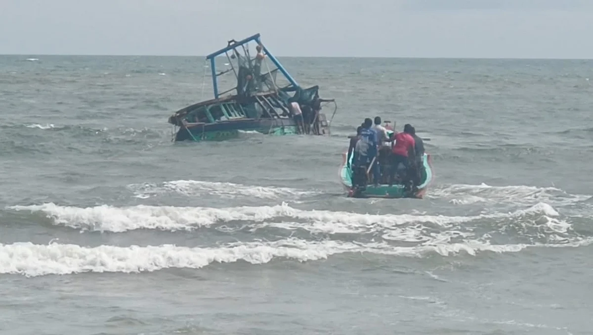 மூழ்கிய படகை மீட்க விரையும் மீனவர்கள்