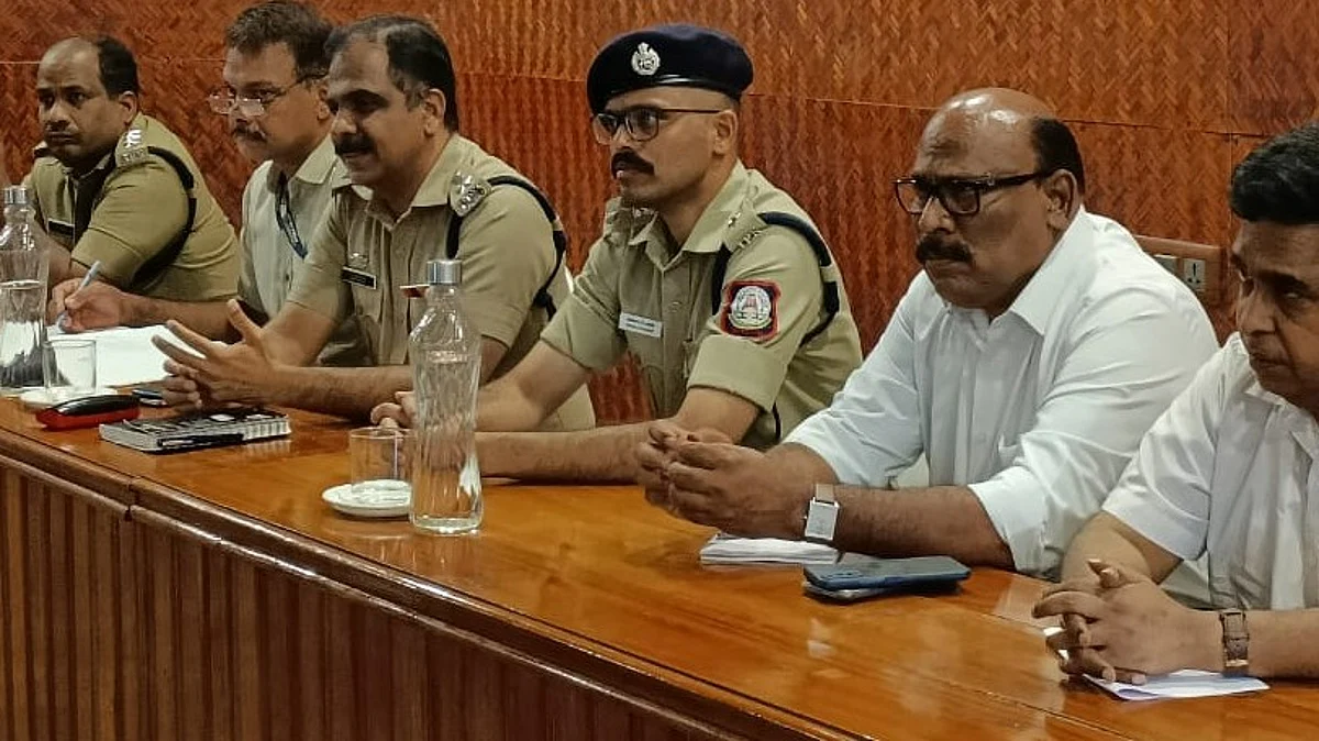 சபரிமலையில் மகரஜோதி பூஜை: தமிழக, கேரள போலீஸார் ஆலோசனை
