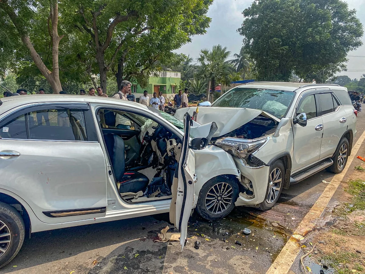 கார்கள் நேருக்கு நேர் மோதி பயங்கர விபத்து: தஞ்சையில் திமுக நிர்வாகிகள் இருவர் பலி