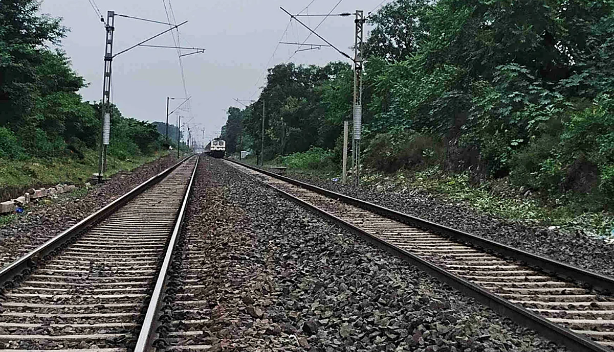 ரயிலில் பாய்ந்து தற்கொலை செய்த இளைஞர்: 2 கி.மீ உடல் இழுத்துச் செல்லப்பட்டதால் பரபரப்பு