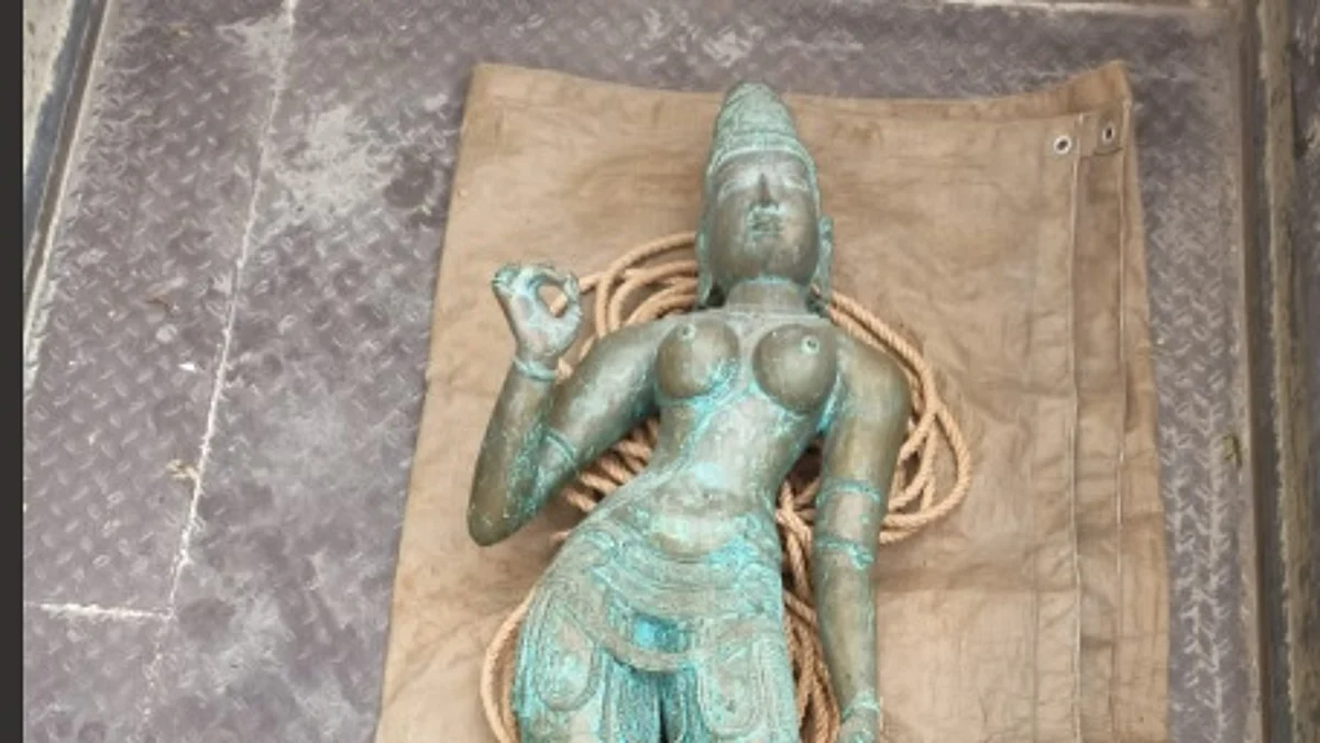 சோழர் காலத்து சிவகாமி அம்மன் உலோக சிலை மீட்பு: தஞ்சாவூரில் வீட்டில் புகுந்து போலீஸ் அதிரடி