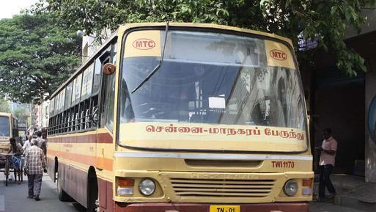மாநகரப் பேருந்தில் நடத்துநர், பெண் பயணி கைகலப்பு : வேகமாகப் பரவும் வீடியோ