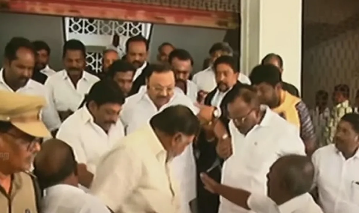 நீதிமன்ற வளாகத்தில் தடுக்கி கீழே விழ முயன்ற மு.க.அழகிரி: கையை பிடித்து காப்பாற்றிய திமுகவினர்