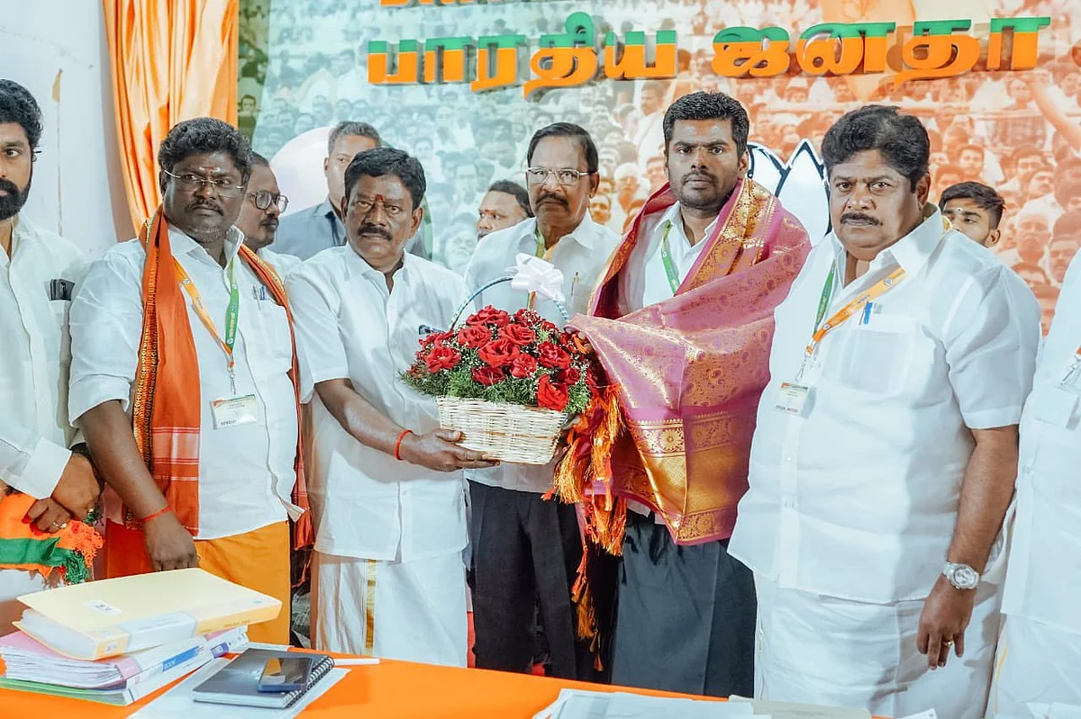 பாஜகவில் இணைந்த அதிமுக முன்னாள் எம்எல்ஏ: கூட்டணிக்குள் சலசலப்பு