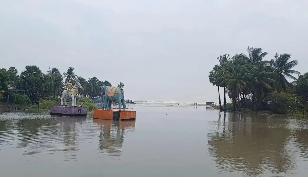 ஊருக்குள் புகுந்தது கடல் நீர்; தீவுபோல் காட்சி அளிக்கும் கிராமங்கள்: மீனவ மக்கள் கடும் அவதி