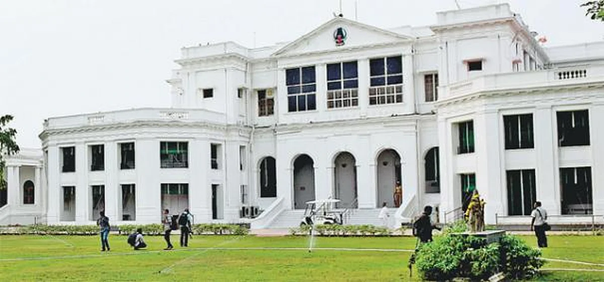 ஆளுநர் மாளிகையில் வானில் இருந்து விழுந்த மர்மப்பொருள் : நள்ளிரவில் நடந்த திக் திக் சோதனை
