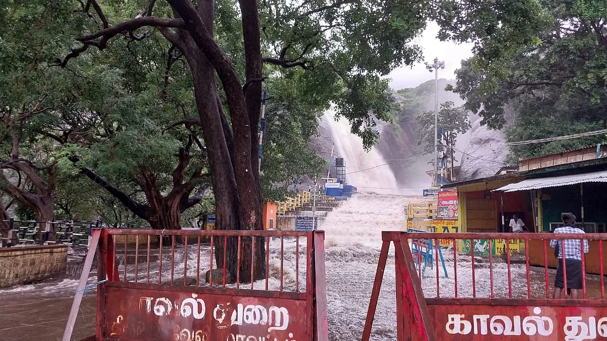 குற்றால அருவிகளில் காட்டாற்று வெள்ளம்: குளிக்க வந்த சுற்றுலா பயணிகள் ஏமாற்றம்
