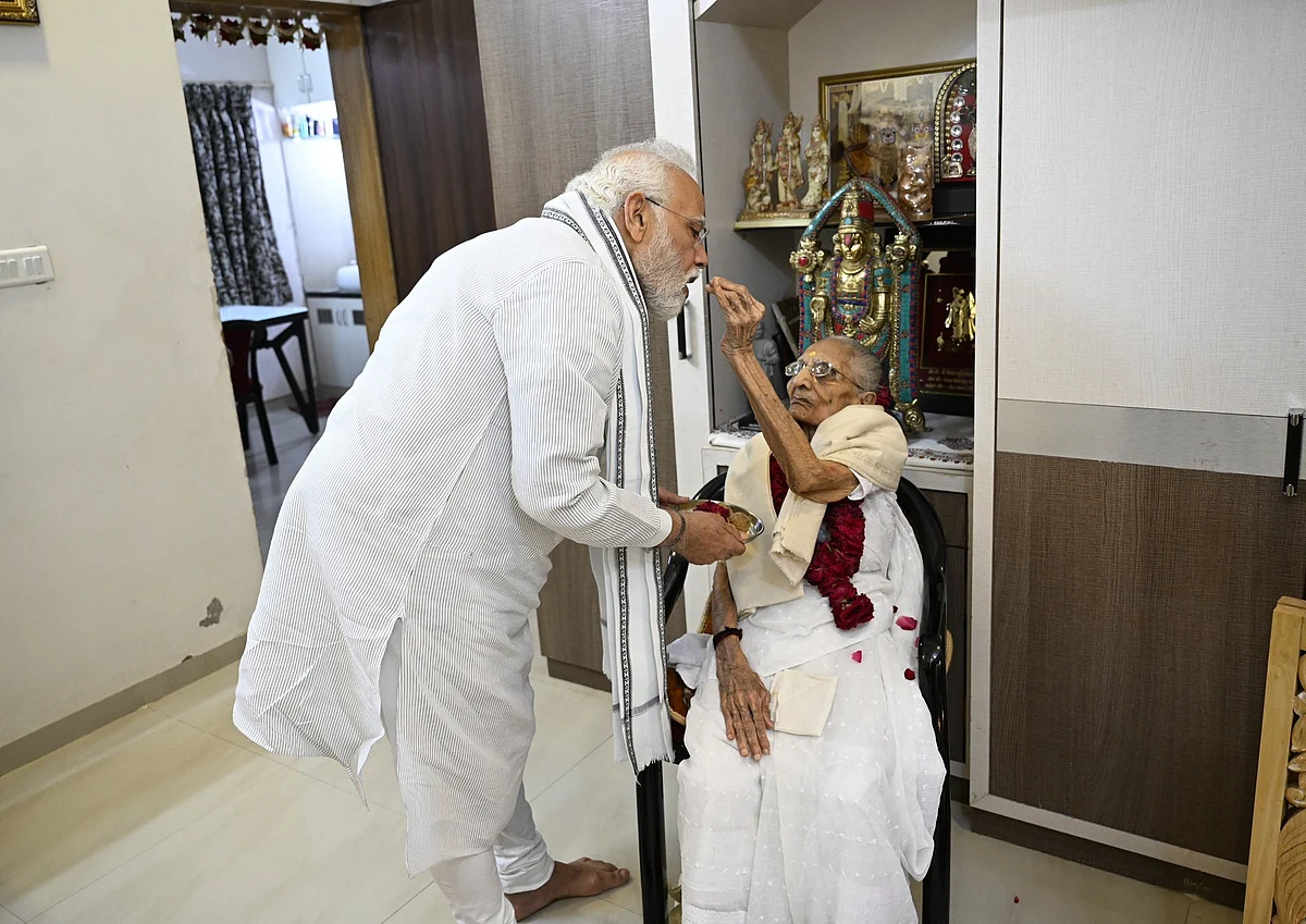 100 வயது தாயார் மறைவால் பிரதமர் மோடி உருக்கம், தலைவர்கள் இரங்கல்