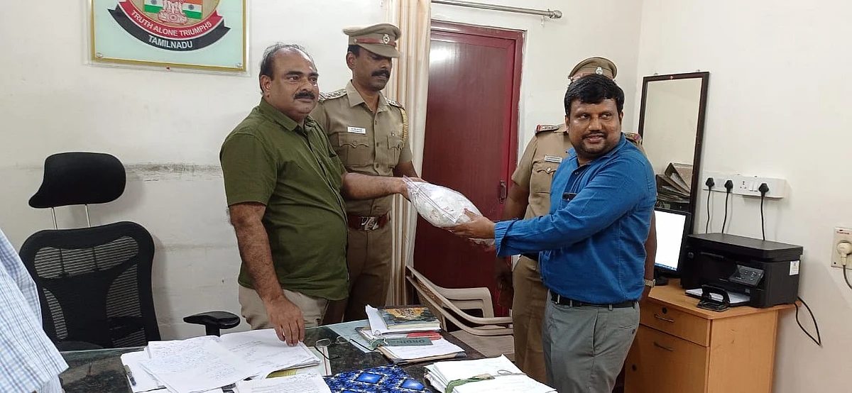உரிமையாளரிடம் நகைகளை ஒப்படைத்த இன்ஸ்பெக்டர் சிவஆனந்த்