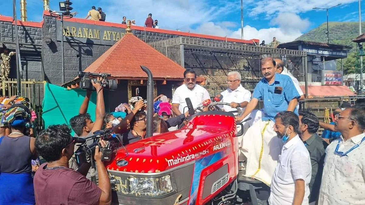 டிராக்டரில் மகேஷ்...