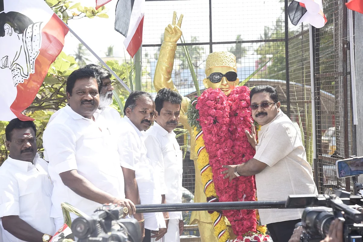 `வேலியே பயிரை மேய்வது போல் உள்ளது'- ஆளுநரை சாடும் டி.டி.வி.தினகரன்