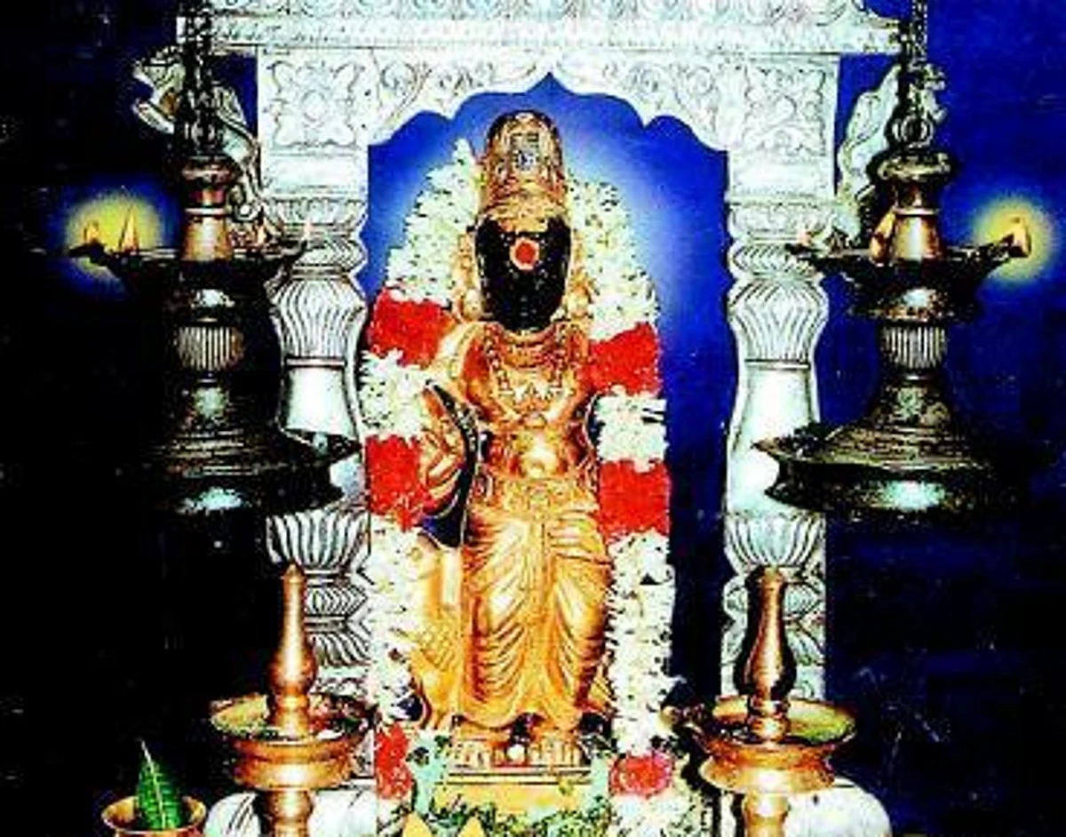 திருநள்ளாறு சனீஸ்வரன் கோயிலில் திடீரென திரண்ட பக்தர்கள்