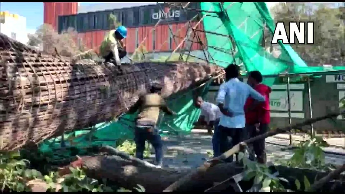 மெட்ரோ ரயில் தூண் சாலையில் திடீரென இடிந்து விழுந்தது: பைக்கில் சென்ற தாய், மகன் பலி