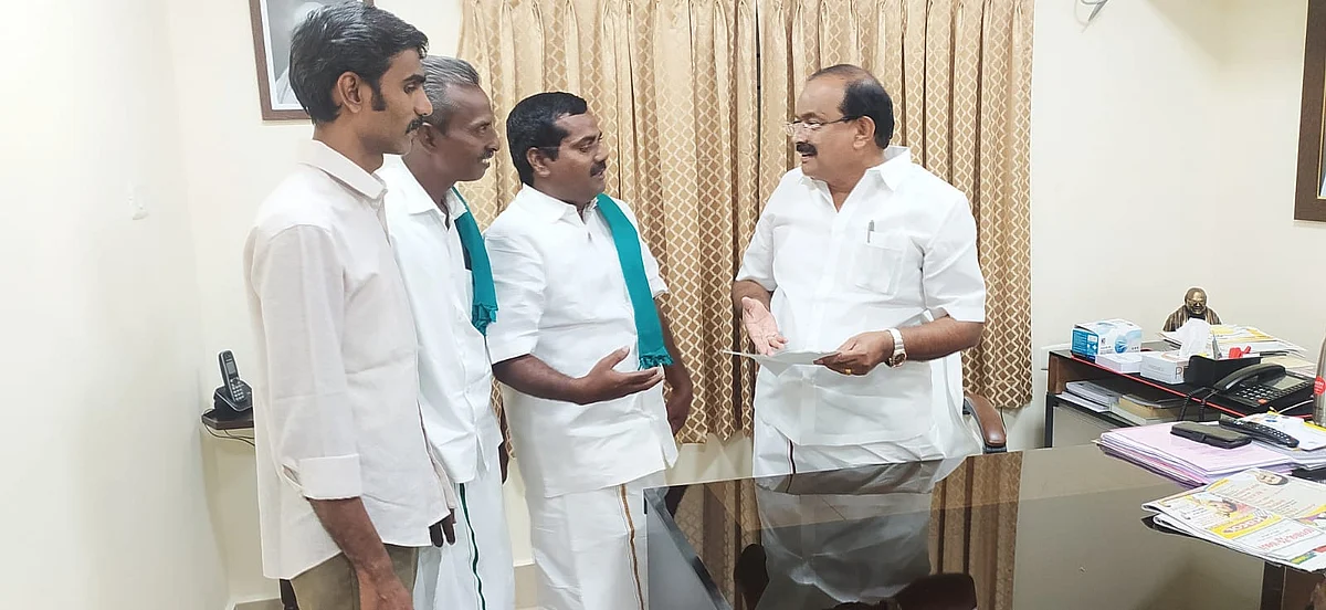 உணவுத்துறை அமைச்சரிடம் மனு அளித்த விவசாயிகள்