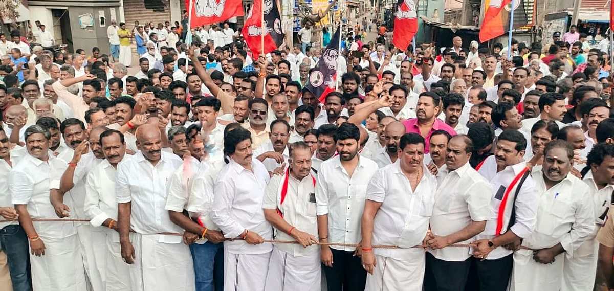 முன்ஜாமின் கேட்டு முன்னாள் அமைச்சர் மனு: வழக்கைக் கண்டித்து அதிமுகவினர் சாலை மறியல்