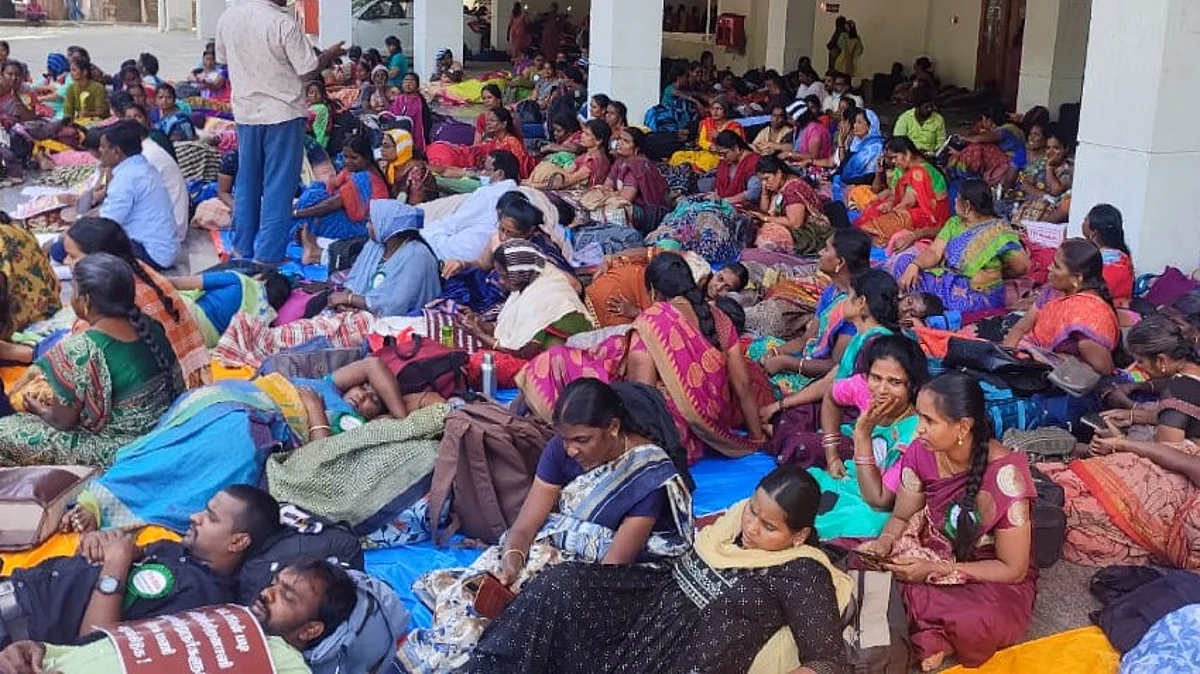 சென்னையில் இரண்டாவது நாளாக உண்ணாவிரதப் போராட்டத்தில் பங்கேற்றுள்ள மாற்றுத்திறன் மாணவர்களுக்கான சிறப்பு பயிற்றுநர்கள்.