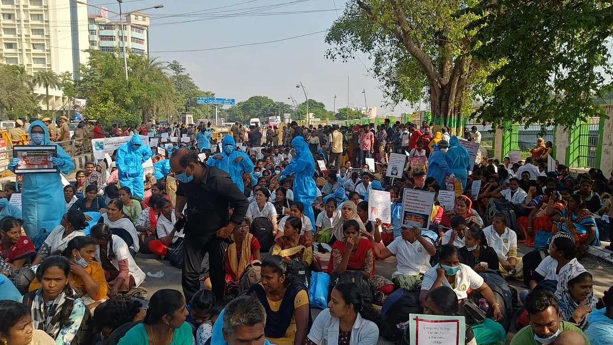 கரோனா பாதுகாப்பு உடை அணிந்து ஒப்பந்த செவிலியர்கள் போராட்டம்: தலைமைச் செயலகம் சென்றவர்கள் தடுத்து நிறுத்தம்