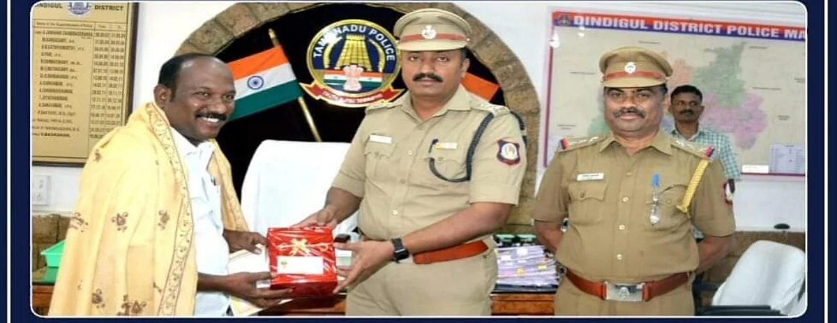 சாலையில் கிடந்த நகைப்பெட்டி: போலீஸில் ஒப்படைத்த டாஸ்மாக் ஊழியர்