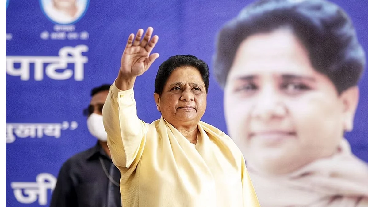 இந்திய பெண்களின் தேவி மாயாவதி: பிறந்த நாள் பாடல் வரிகளால் சர்ச்சை